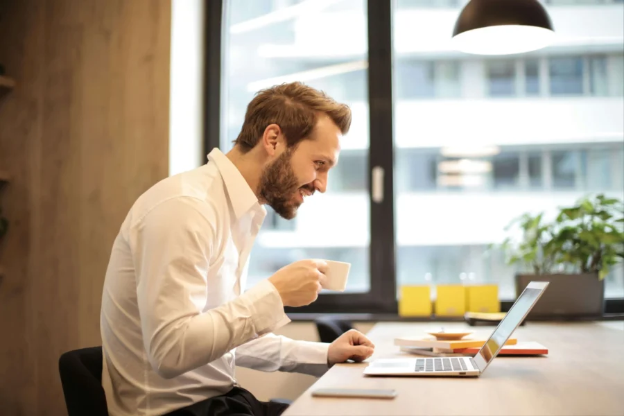 "Online ders platformunda eğitmenle IELTS sınavı üzerine çalışan bir öğrenci."